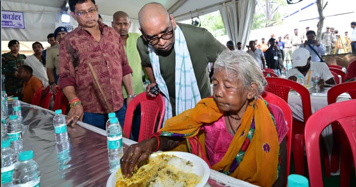 नेमरा में मां रूपी सोरेन के संस्कार भोज में उमड़ी भीड़, CM हेमंत सोरेन ने संभाली व्यवस्था, लोगों का कर रहे अभिवादन