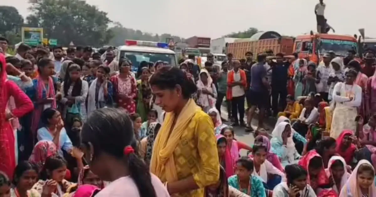 रांची-टाटा NH-33 पर जाम, वेतन बढ़ाने की मांग को लेकर कपड़ा कंपनी की महिला कर्मचारियों की हड़ताल
