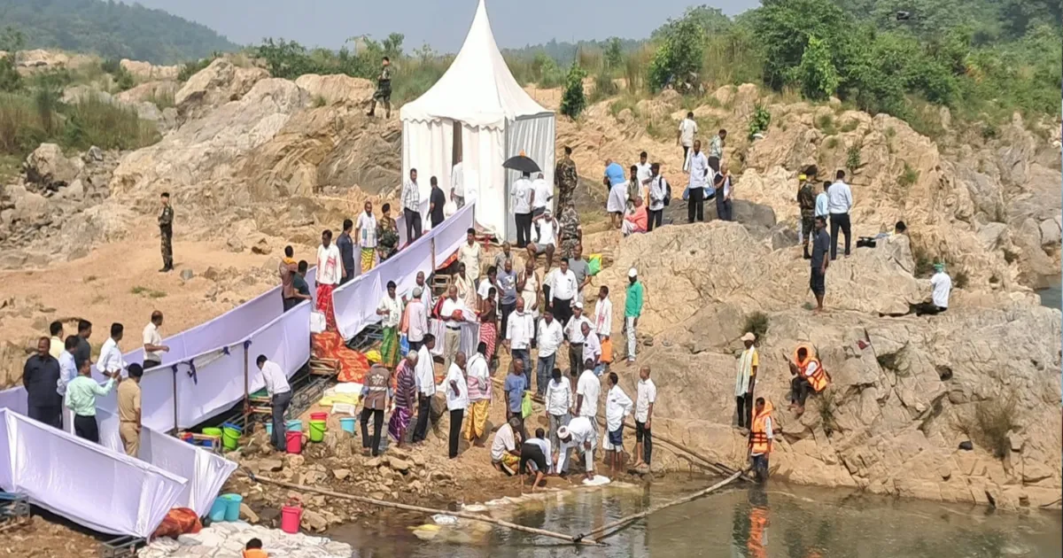 रजरप्पा में हेमंत सोरेन ने मां रूपी सोरेन की अस्थियों का किया विसर्जन, संथाली परंपरा से निभाई गईं रस्में