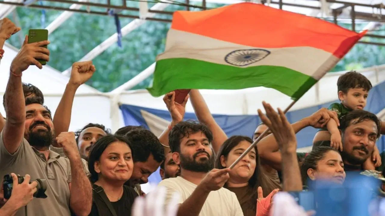 CJP  के तिरंगा यात्रा से पहले पुलिस की कार्रवाई, हाथ में झंडा लेकर बैठे अभिजीत दिपके