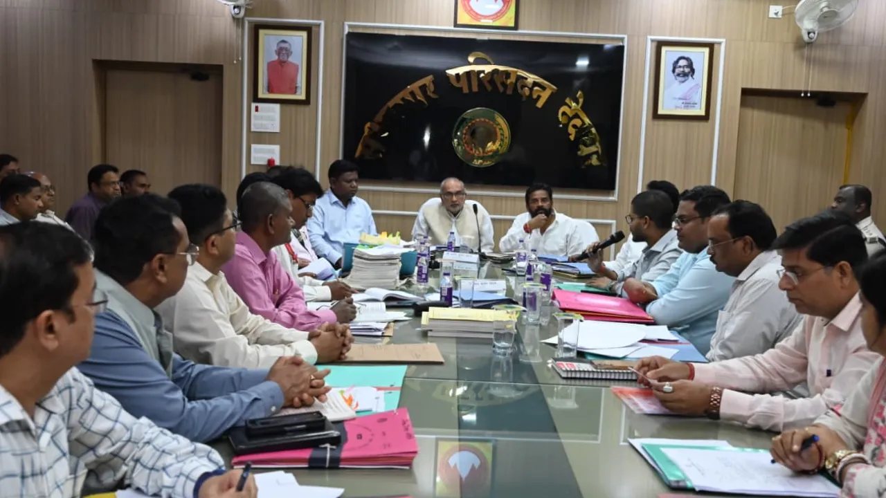  देवघर: 12 साल पुराने कैग ऑडिट पर विधानसभा की लोक लेखा समिति सख्त, लंबित आपत्तियों के जल्द निपटारे का निर्देश