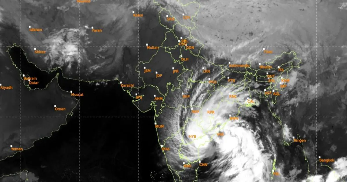 चक्रवाती तूफान ‘अर्नब’ का कहर: 150 किमी प्रति घंटे की रफ्तार से चली हवाएं, भारी बारिश; झारखंड समेत 9 राज्यों में अलर्ट

