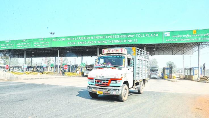 FASTag को लेकर नितिन गडकरी की बड़ी घोषणा, 3000 का एनुअल पास होगा लॉन्च