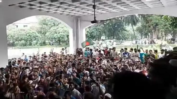 बांग्लादेश हिंसा : प्रदर्शनकारियों ने घेरा सुप्रीम कोर्ट, चीफ जस्टिस ने दिया इस्तीफा