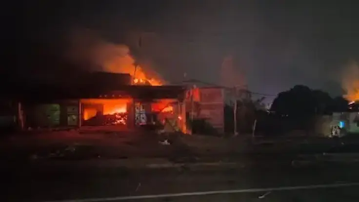 बरकट्ठा में श्रद्धालुओं पर पथराव के बाद हिंसक झड़प और आगजनी, जीटी रोड जाम