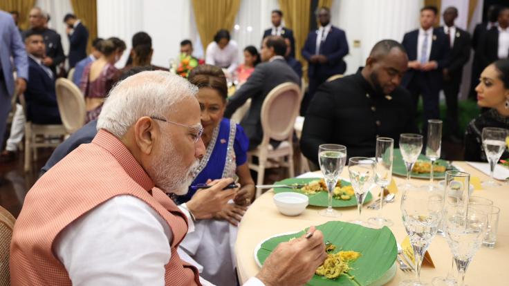 इस देश में पीएम मोदी ने सोहारी पत्ते पर खाया दाल-भात, तरकारी