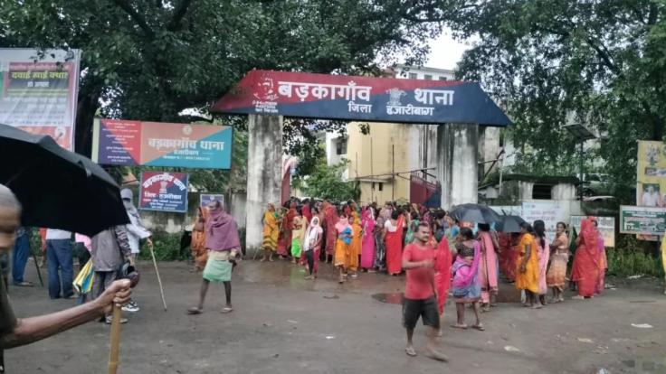 NTPC मुआवजा शिविर झड़प मामले में बड़कागांव थाना का घेराव, गिरफ्तार ग्रामीणों को छोड़ने की मांग पर अड़े लोग