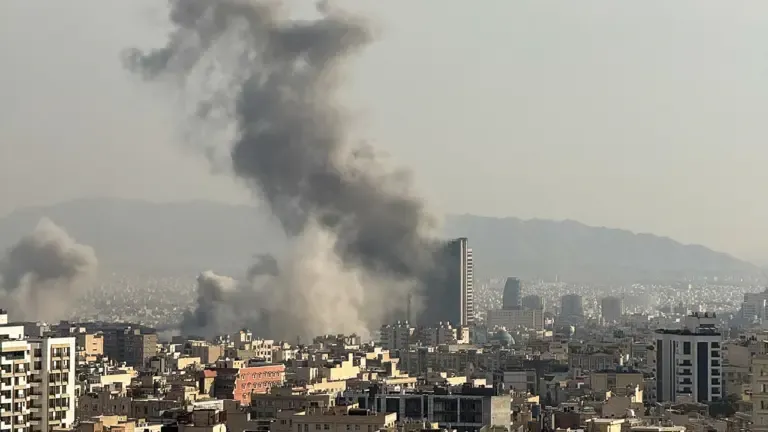 इजराइल-अमेरिका बनाम ईरान: मिसाइल हमलों से दहला मिडिल ईस्ट, खाड़ी देशों तक बढ़ी हलचल