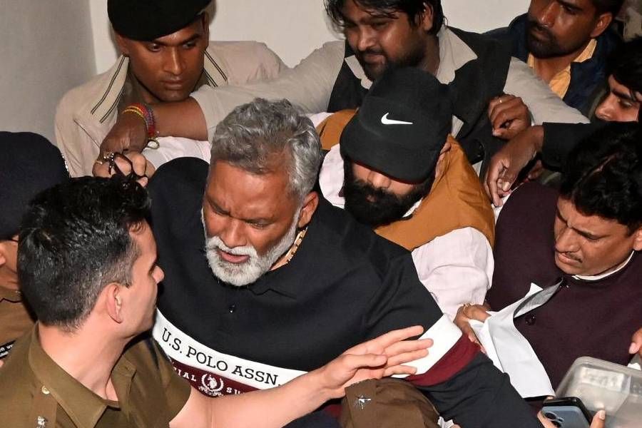 पप्पू यादव की गिरफ्तारी पर सियासी तूफान: 30 साल पुराना केस क्यों जागा? | VIDEO देखिए