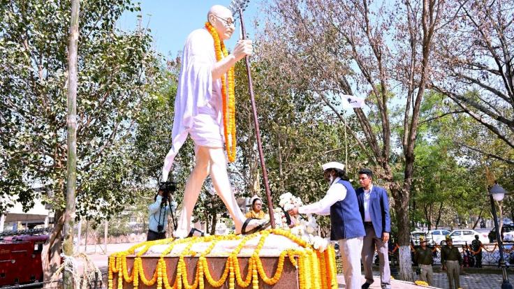पुण्यतिथि पर महात्मा गांधी को सीएम हेमंत ने किया नमन, बापू वाटिका में दी श्रद्धांजलि
