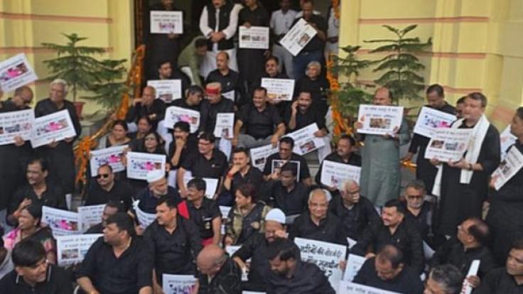 बिहार विधानसभा में मार्शल-विपक्षी विधायकों में धक्का-मुक्की... खड़े होकर ताली बजाने लगे नीतीश, स्पीकर बोले: ई काला-काला पहनकर क्यों आ गये?