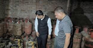 Ranchi में गैस की कालाबाजारी का भंडाफोड़, चुटिया से 250+ सिलेंडर जब्त