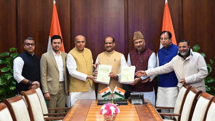 जेपीसी ने स्पीकर ओम बिरला को सौंपी वक्फ विधेयक पर 655 पेज की अंतिम रिपोर्ट, विपक्ष ने कहा : वक्फ बोर्डों को बर्बाद कर देगा यह बिल