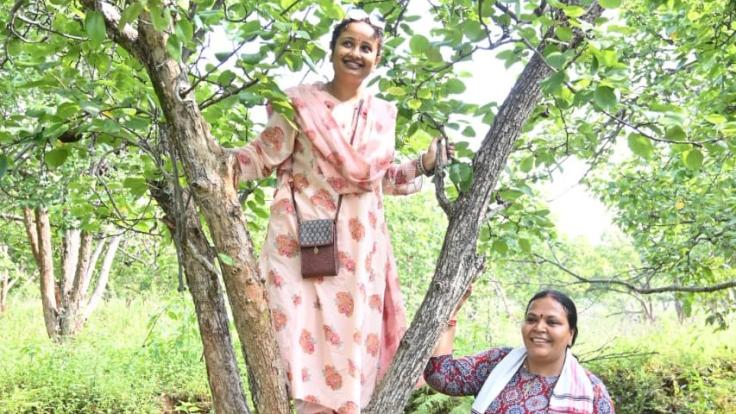 जब पेड़ पर चढ़कर बचपन की यादों में खो गईं कल्पना सोरेन