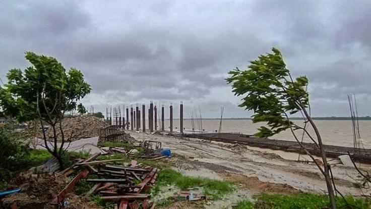 Cyclone Dana Update: दाना के दस्तक के साथ तेज हवाओं के साथ बारिश शुरू, उखड़ गए कई पेड़, स्कूलों को बंद करने का आदेश