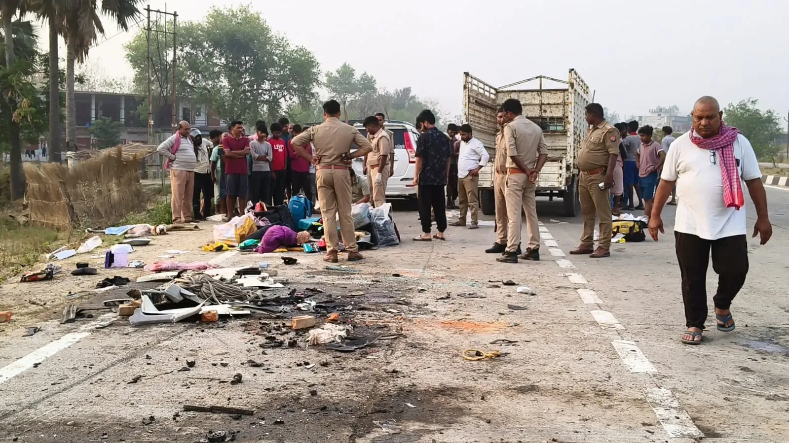  रांची से लौटते समय मऊ में दर्दनाक हादसा, स्कॉर्पियो-ट्रेलर की टक्कर में 5 की मौत