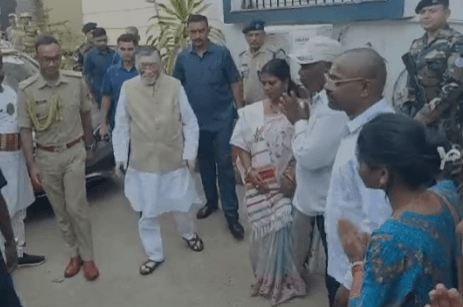 रांची: राज्यपाल संतोष गंगवार पहुंचे मेयर रोशनी खलखो के आवास, दी सांत्वना  