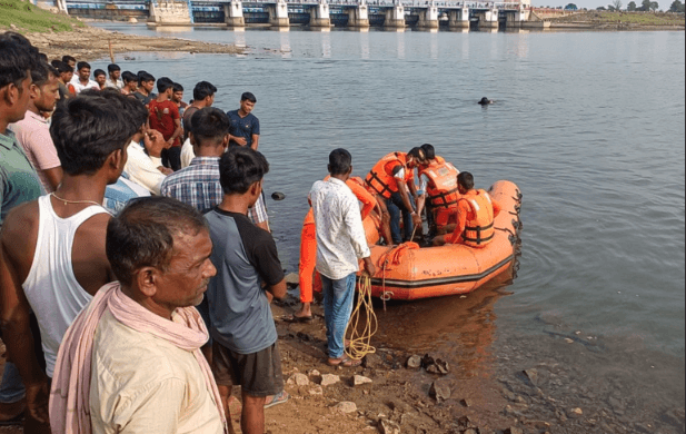 Ramgarh News : दामोदर नदी में डूबे तीन किशोर, एक की मौत, एक लापता