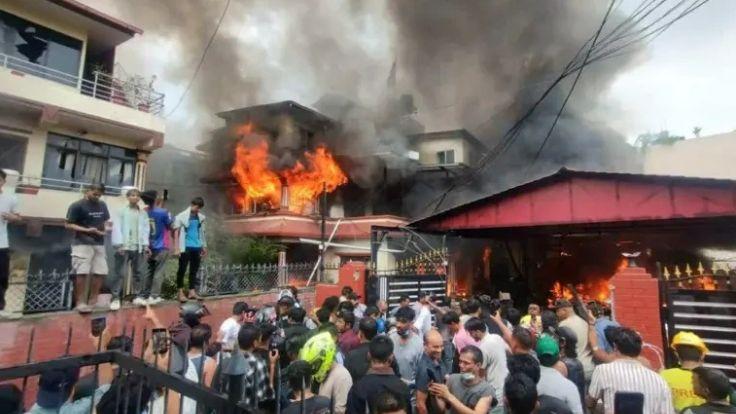 नेपाल में भारी हिंसा के बीच पीएम ओली ने दिया इस्तीफा... प्रदर्शनकारियों ने वित्तमंत्री और पूर्व पीएम को दौड़ा-दौड़ा कर पीटा, राष्ट्रपति-गृहमंत्री के घर जलाए