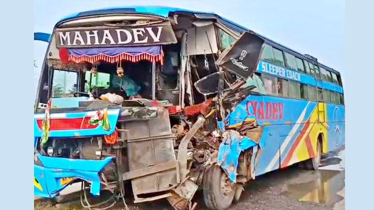 कैमूर मे श्रद्धालुओं से भरी बस ने ट्रक को मारी टक्कर, 1 की मौत 10 घायल