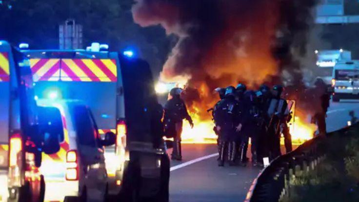 नेपाल के बाद फ्रांस में भड़की हिंसा, राष्ट्रपति के खिलाफ सड़कों पर उतरे लोग... 200 गिरफ्तार, 80 हजार पुलिस बल तैनात