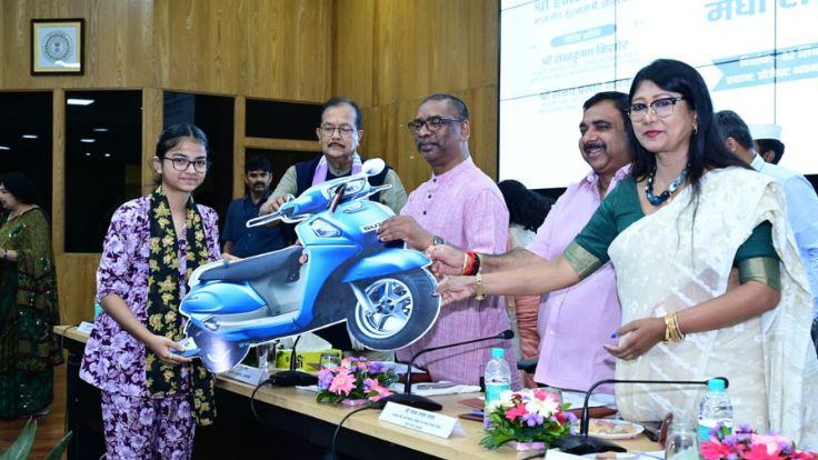 CM ने PGT शिक्षकों को सौंपे नियुक्ति पत्र, मैट्रिक - इंटर टॉपरों को Laptop, Scooty और Mobile भी दिए