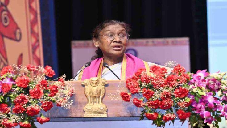 काम में क्लिनिकल लेकिन व्यवहार में सिंपेथेटिक रहिए, देवघर एम्स के पहले दीक्षांत समारोह में डॉक्टरों से बोलीं राष्ट्रपति