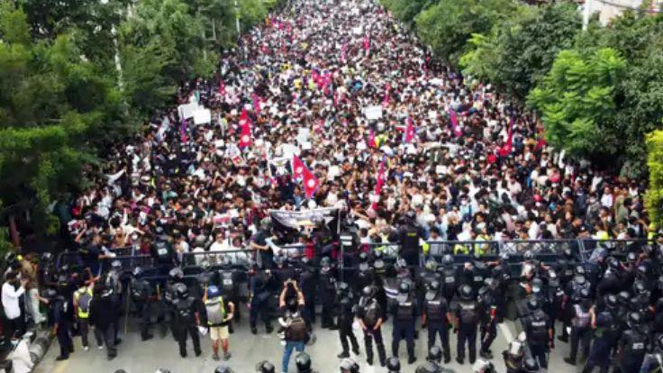 नेपाल में तख्तापलट! देश छोड़कर भागने की फिराक में पीएम ओली, गृहमंत्री समेत 9 मंत्रियों ने दिया इस्तीफा