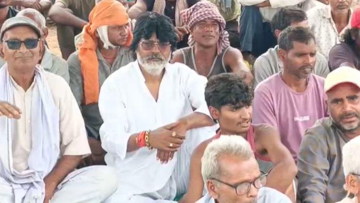 "NTPC डकैत... पुलिस उसकी लठैत", 13 दिन से धरना पर बैठे हैं अंबा के पापा