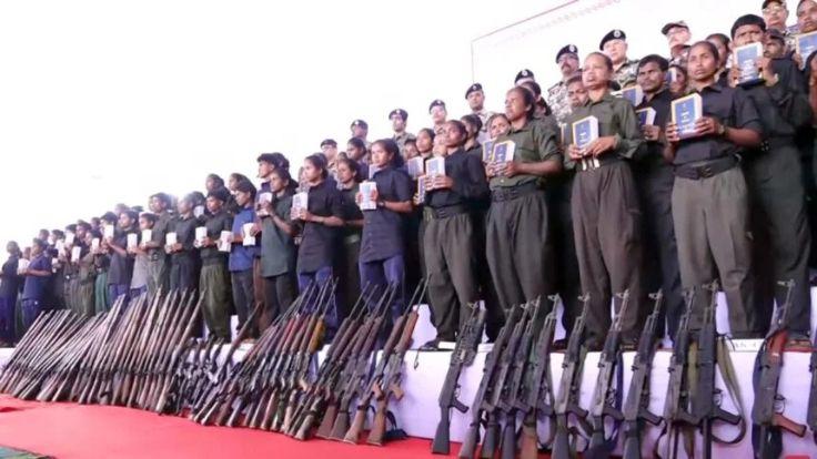 सबसे बड़ा सरेंडर: 208 नक्सलियों ने जगदलपुर में किया आत्मसमर्पण, संविधान की कॉपी, गुबाल का फूल लेकर मुख्यधारा में लौटे