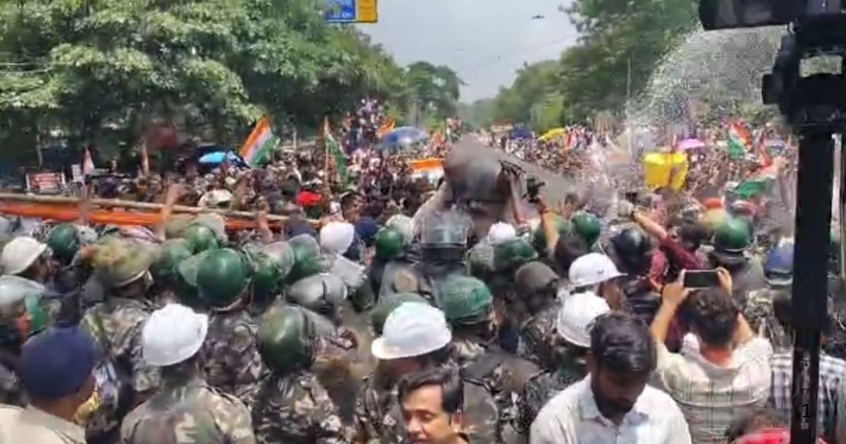 JPSC-JSSC आंदोलन में बड़ा टकराव: आखिरी बैरिकेड तक पहुंचे छात्र, वाटर कैनन से रोकने की कोशिश; रांची में बढ़ा तनाव