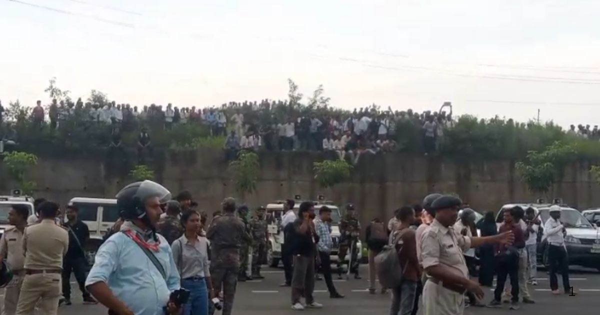 JPSC-JSSC आंदोलन: बैरिकेड से आंसू गैस तक सब पार, विधानसभा की चहारदीवारी पर चढ़ा छात्र हुजूम, Video देखिए