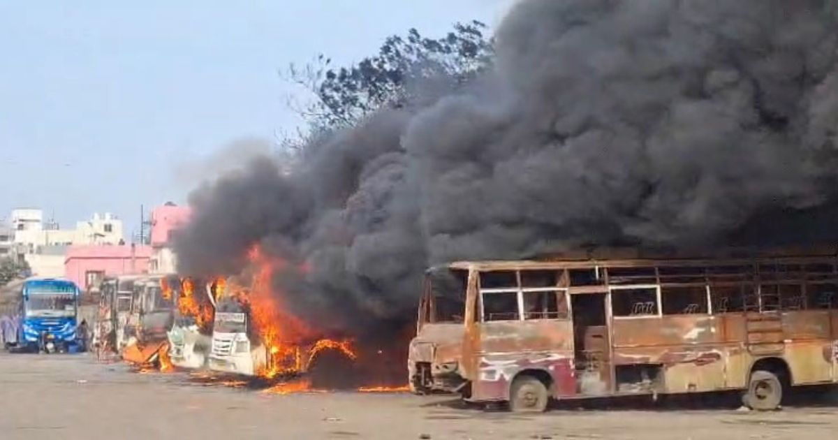 खादगढ़ा बस स्टैंड में भीषण आग, 6 बसें जलकर खाक