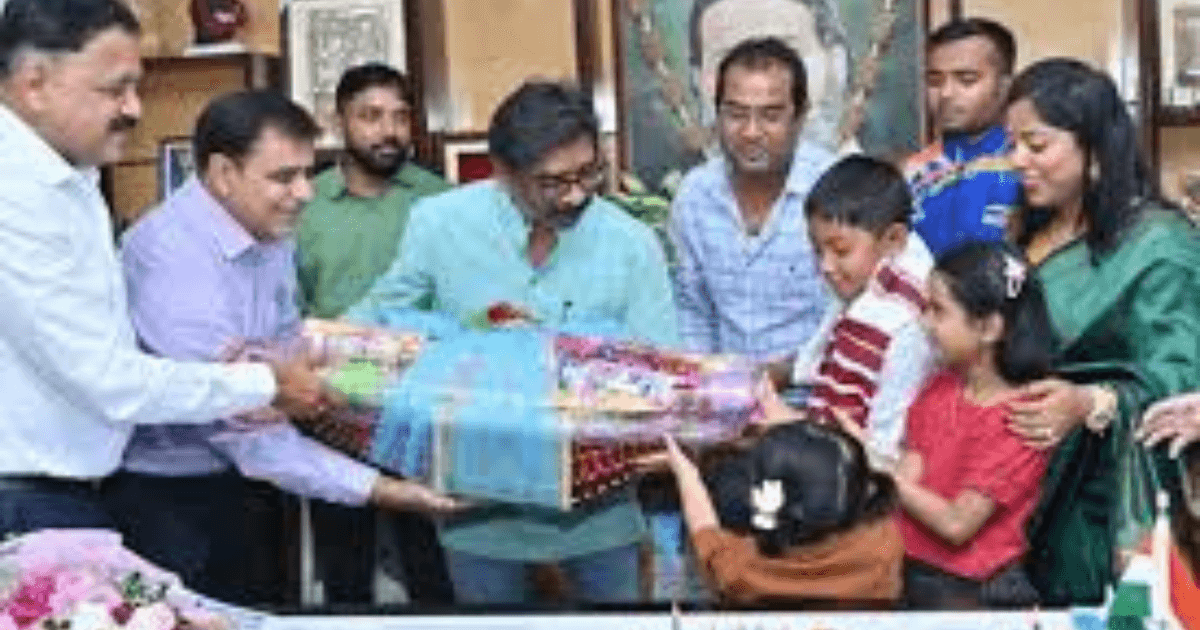 नन्हे तैराक इशांक सिंह को CM हेमंत सोरेन ने किया सम्मानित, 5 लाख रुपये देकर बढ़ाया हौसला