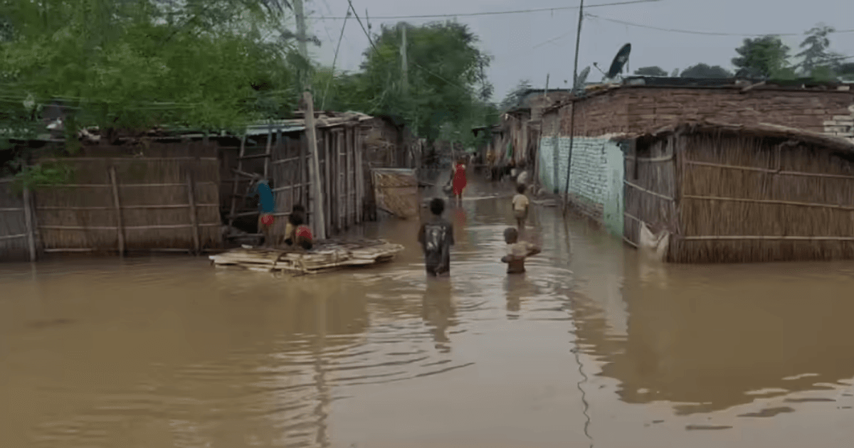 पटना के बिंदटोली में बाढ़ से बदहाल जिंदगी, सड़क किनारे टेंट में गुजर रही रात; अनजान मछली ने बढ़ाई चिंता