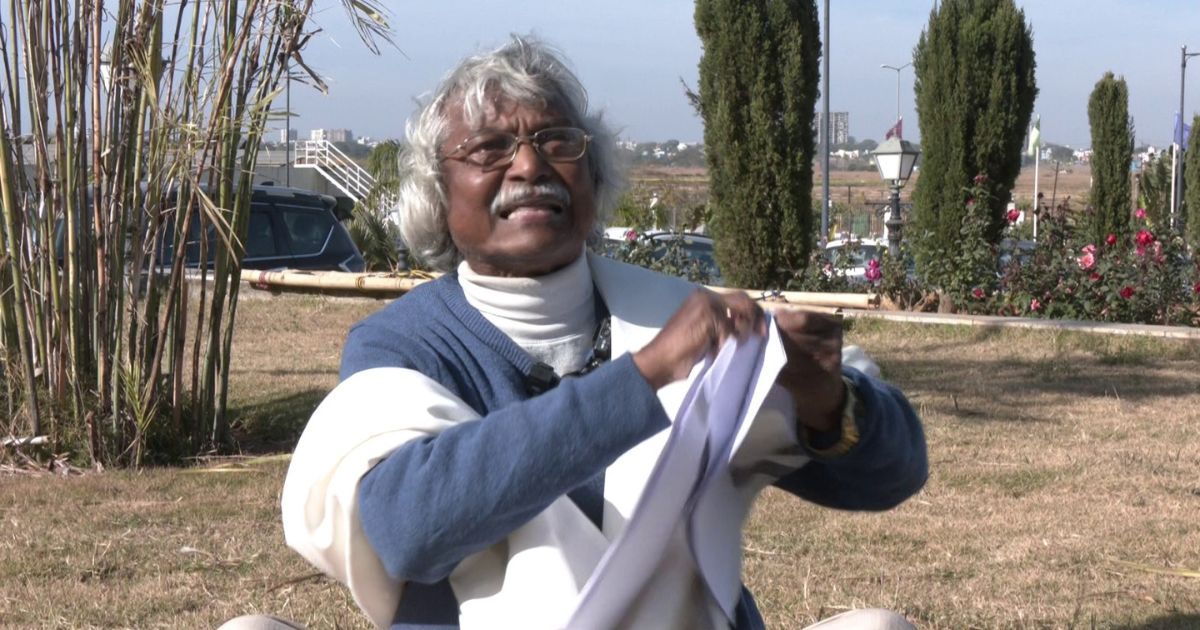 पेसा नियमावली को लेकर झारखंड में सियासी घमासान, विधानसभा परिसर में सूर्य सिंह बेसरा ने फाड़ी नियमावली की कॉपी