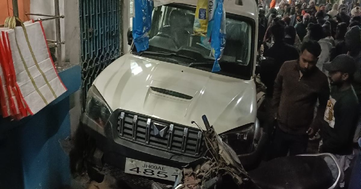 गिरिडीह में तेज रफ्तार स्कॉर्पियो का कहर, दो जगहों पर लोगों को रौंदा, दुकान में घुसकर रुकी गाड़ी