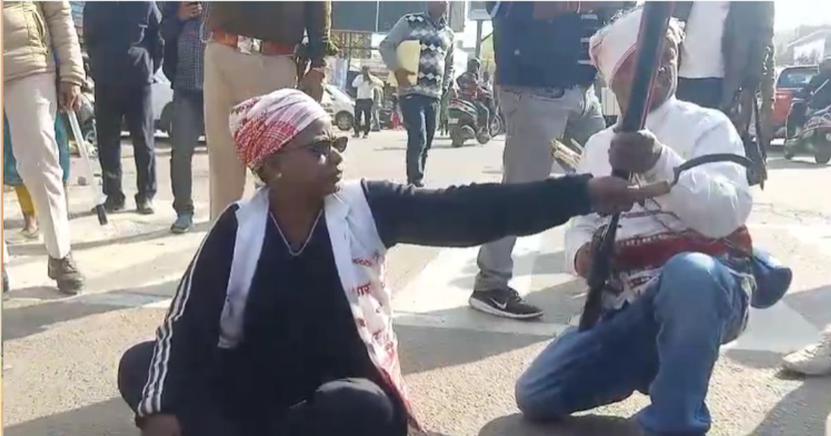 हाथ में हसिया, कैमरे में ड्रामा: झारखंड बंद के दौरान निशा भगत की सड़क पर नौटंकी