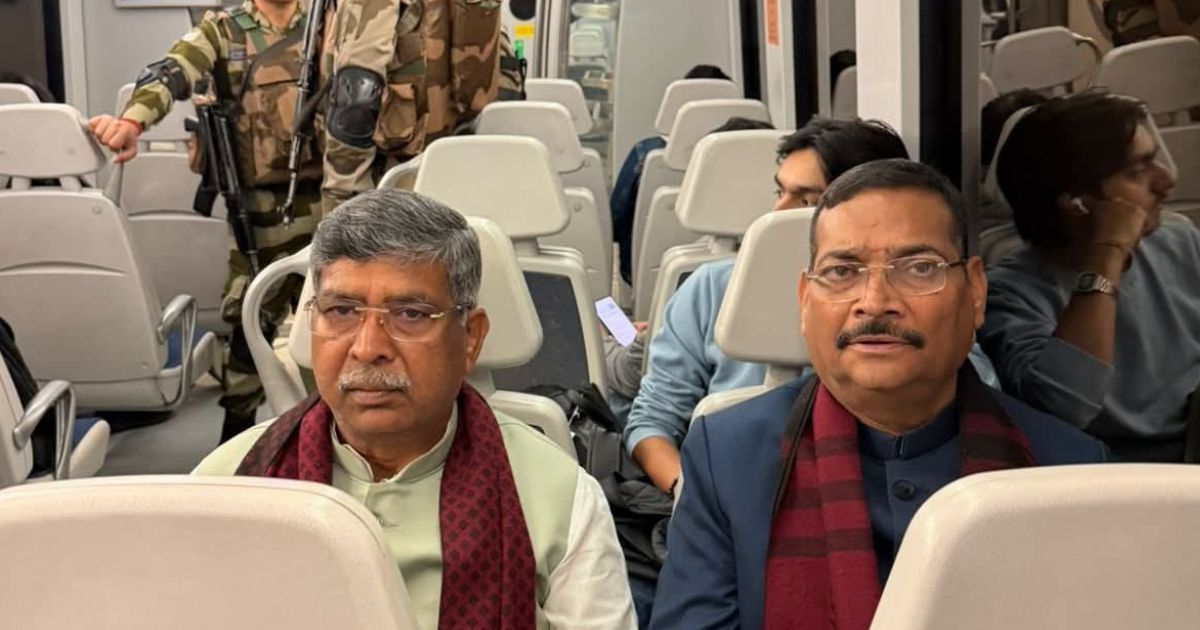 सार्वजनिक परिवहन को बढ़ावा, दिल्ली मेट्रो में नजर आए सांसद आदित्य साहू और दीपक प्रकाश