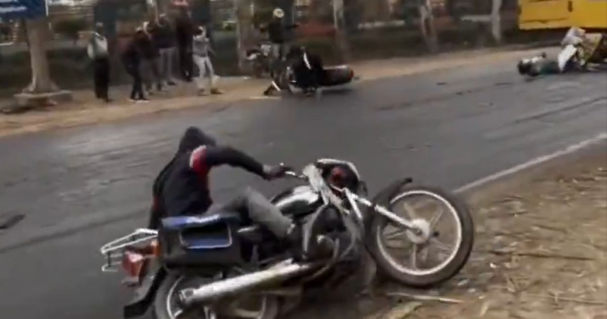 ऐ भाई जरा देख के चलो! अमरोहा में सड़क बनी फिसलन जाल, 2 मिनट में गिरे 10 बाइक