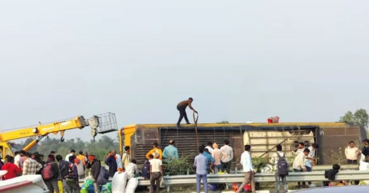 लखनऊ में दर्दनाक हादसा: पूर्वांचल एक्सप्रेस-वे पर डबल डेकर बस पलटी, 6 की मौत, 16 घायल