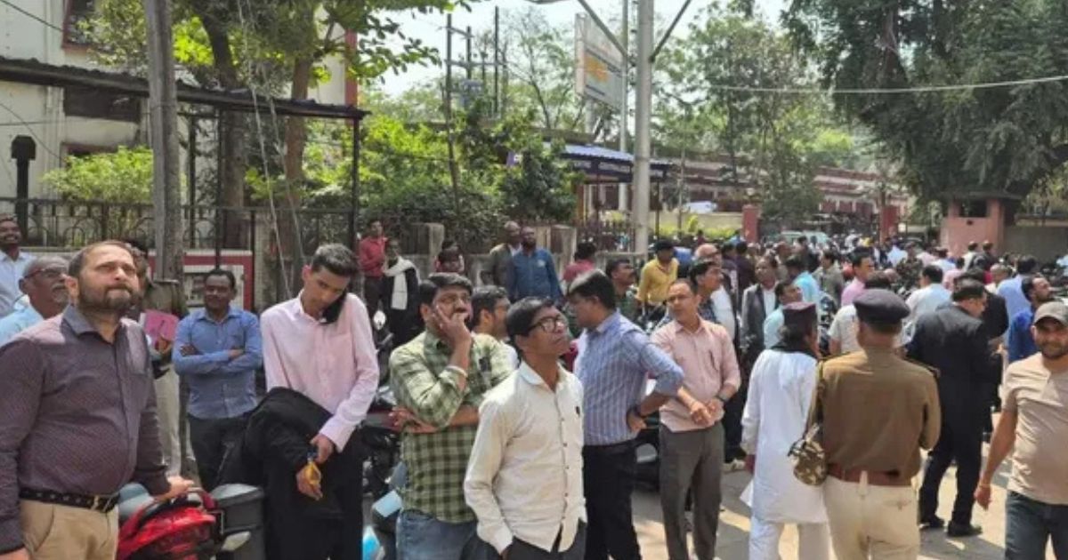 रांची के बाद धनबाद कोर्ट टारगेट, बम धमकी मिलते ही 28 भवन खाली, पूरे परिसर में हाई अलर्ट