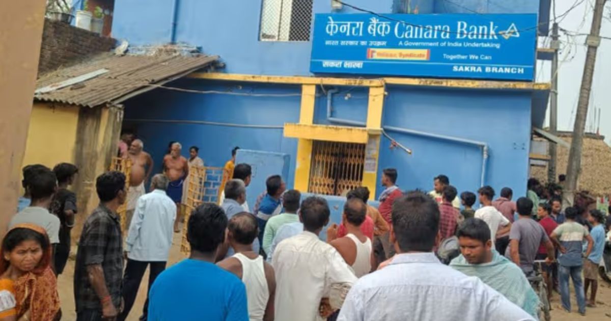 दिन-दहाड़े 15 लाख की लूट! बहरागोड़ा केनरा बैंक में बंदूक से बंधक बनाकर ताला जड़ भागे लुटेरे