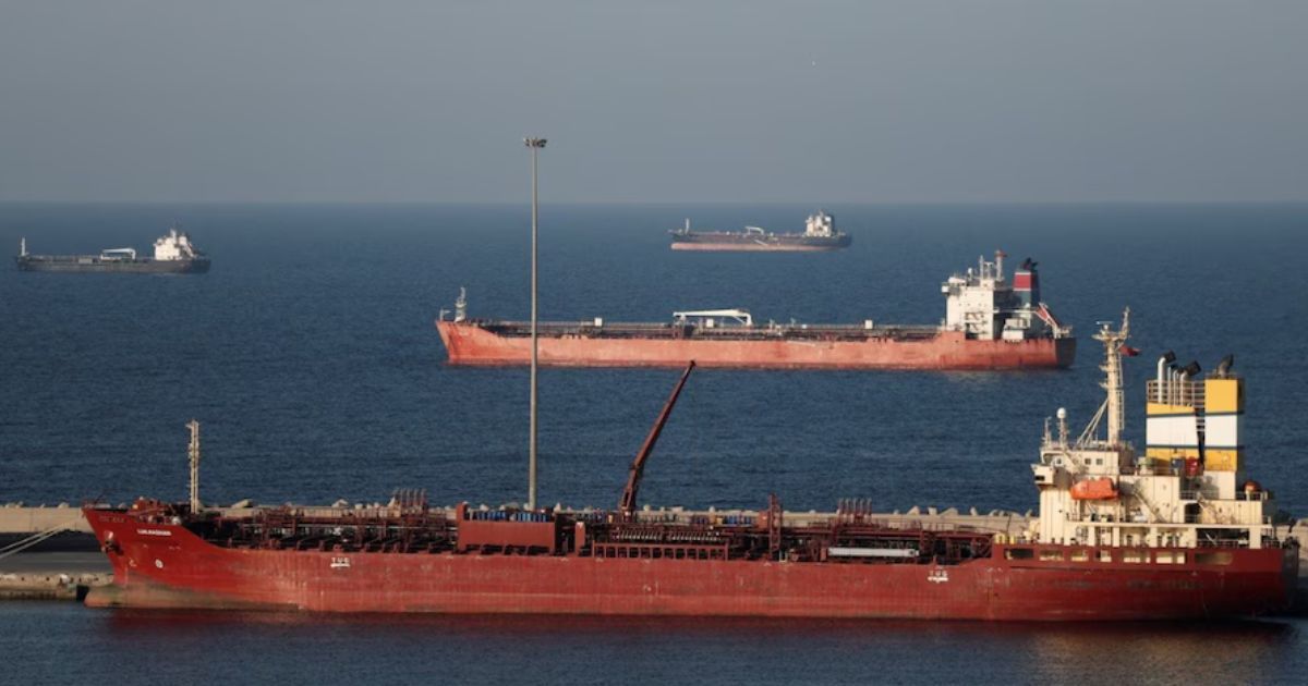 होर्मुज की खाड़ी में इलेक्ट्रॉनिक जैमिंग का साया: जहाजों के रहस्यमय समूहों से बढ़ा वैश्विक तनाव