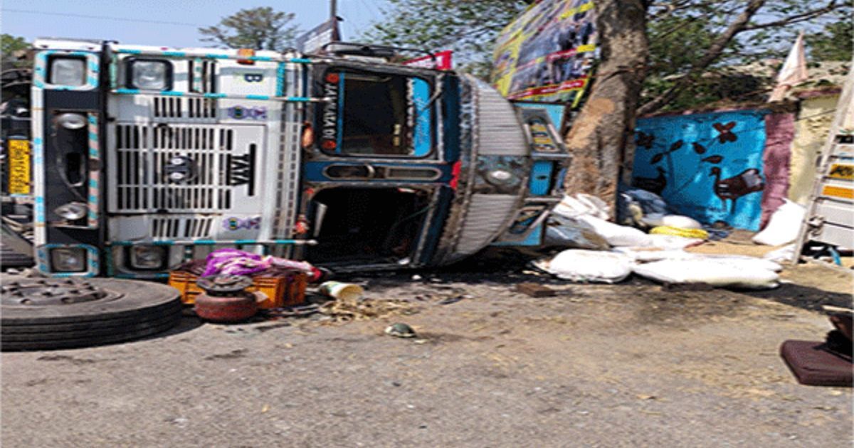रांची: जेल चौक के पास धान लदा ट्रक पलटा, घंटों बाधित रहा आवागमन