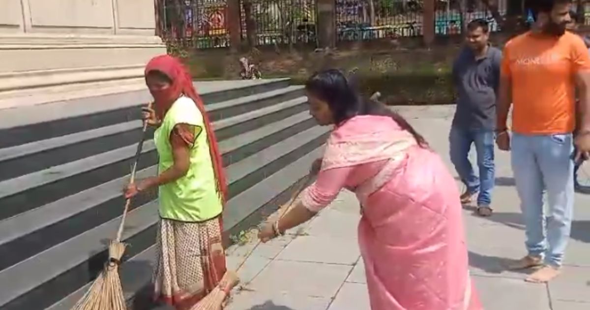 शपथ ग्रहण से पहले मेयर रौशनी खलखो ने भगवान बिरसा मुंडा को किया नमन, साफ-सफाई कर दिया संदेश