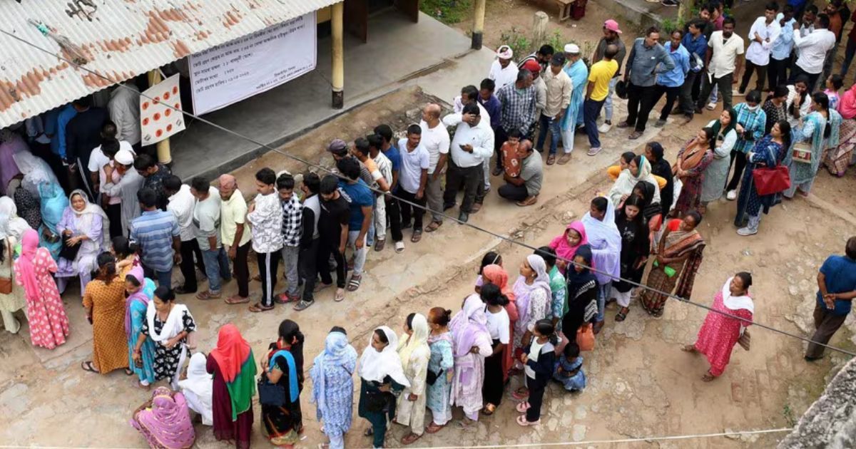 असम विधानसभा चुनाव 2026 LIVE: हिमंत विश्व शर्मा, गौरव गोगोई, बदरुद्दीन अजमल समेत दिग्गजों ने डाला वोट, दोपहर 12 बजे तक 40% के पार पहुंची वोटिंग