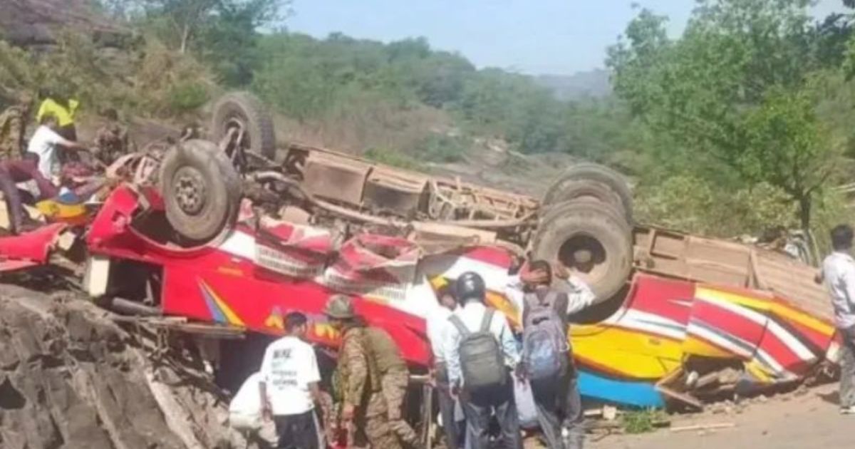 जम्मू-उधमपुर बस हादसा: खाई में गिरी बस, 16 की मौत, रेस्क्यू जारी