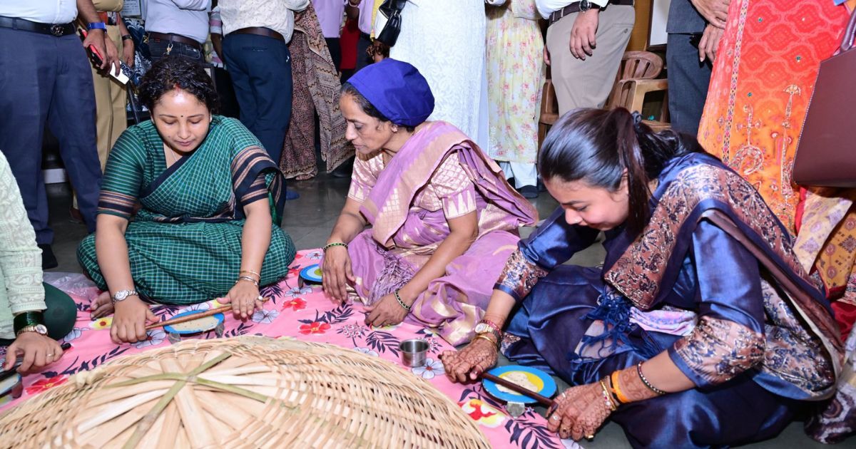 मुंबई में पापड़ बेलती दिखीं कल्पना सोरेन, लिज्जत पापड़ केंद्र का किया दौरा