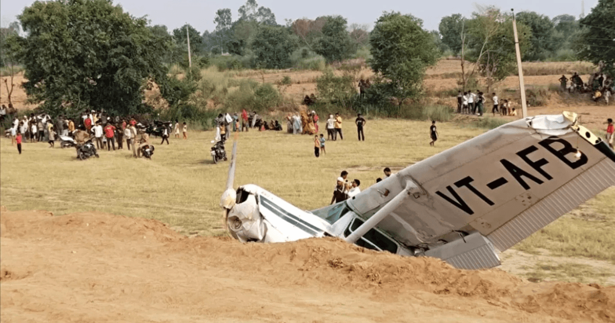 Kasganj Plane Crash VIDEO: बिजली के तारों में उलझकर हाईवे पर गिरा ट्रेनी विमान, महिला पायलट घायल
